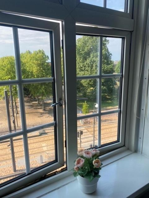 Danhostel Odense City Luaran gambar A window with secondary glazing